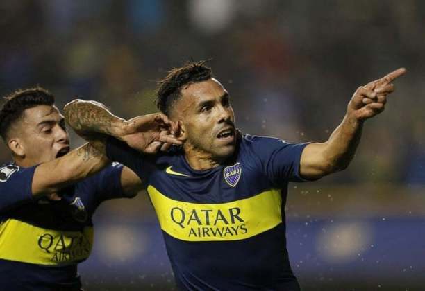 Carlos Tévez (atacante): torcedor do Boca Juniors – defendeu o clube de 2001 a 2004 (primeira passagem), 2015 a 2016 (segunda passagem) e 2018 a 2021 (terceira passagem) – aposentado 