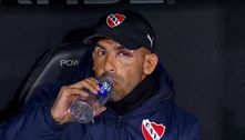 Tevez cai no banheiro de casa, sofre concussão, mas aparece em jogo do Independiente