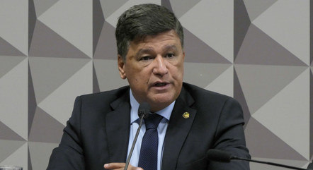 Senador lidera em cenário estimulado