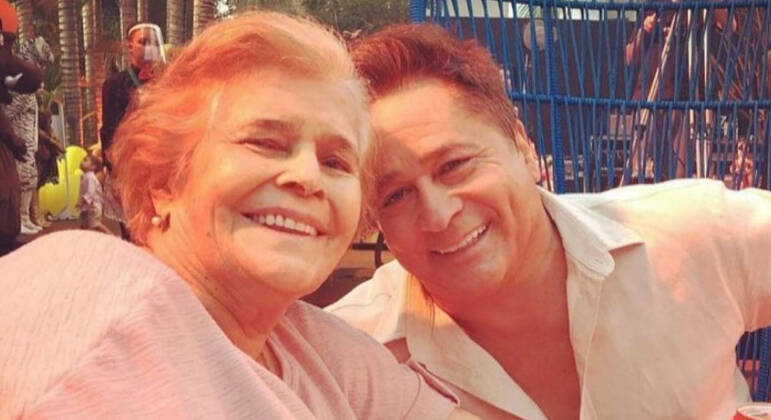 Leonardo e a mãe, Carmem Costa, que morreu no sábado (1º)