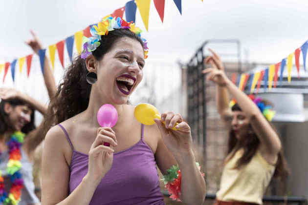 O Carnaval é sinônimo de alegria e descontração para muitos brasileiros. A festividade é um momento de harmonia, mas também requer cuidados, especialmente com os banheiros químicos. Os espaços, que são compartilhados por centenas de foliões, acabam facilitando a incidência de infecções fecal-orais, que acontecem quando algum conteúdo das fezes entra em contato com a boca. 