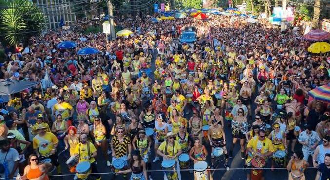 Feriado passou, mas folia continua em BH
