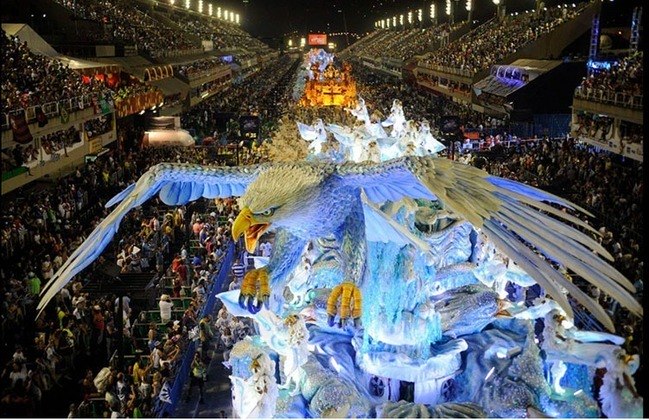 Carnaval (Brasil) - O desfile das escolas de samba no Rio de Janeiro (que inspirou a versão paulista) é um dos maiores espetáculos do país. E atrai turistas do mundo inteiro. O primeiro foi em 1932, vencido pela Estação Primeira de Mangueira. 