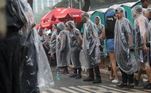 Após dias seguidos de calor intenso na cidade de São Paulo ultrapassando os 30°C, a temperatura caiu justamente nesse sábado (18), com previsão de máxima de 26°C. Além da sensação um pouco mais fria, ainda veio a chuva