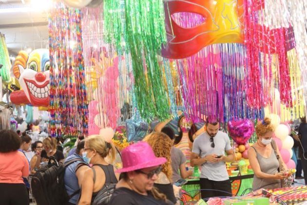 Movimentação de consumidores na Ladeira Porto Geral em São Paulo (SP), nesta quinta-feira (9). Clientes buscam por fantasias de carnaval