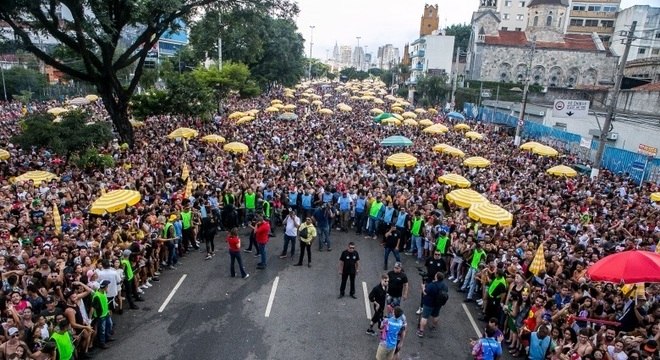 Foliões se divertem no Bloco da Pablo, na Avenida Tiradentes, centro de São Paulo