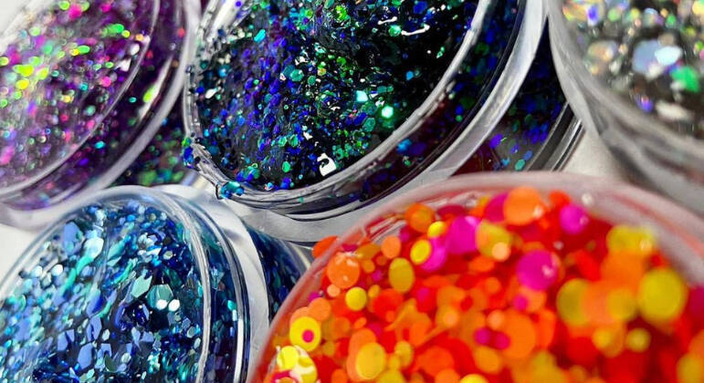Glitter já vem pronto com gel para passar no corpo