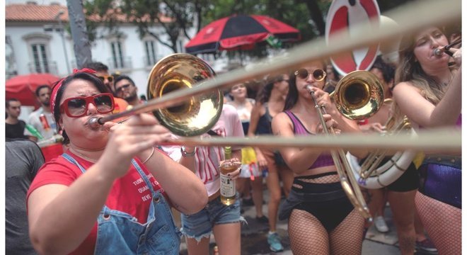 Aglomerações típicas do Carnaval, os blocos têm potencial para disseminação de doenças, segundo especialistas