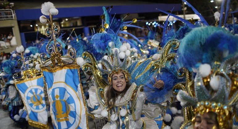 Integrantes da escola de samba Vila Isabel se apresentam durante desfile de Carnaval do Rio