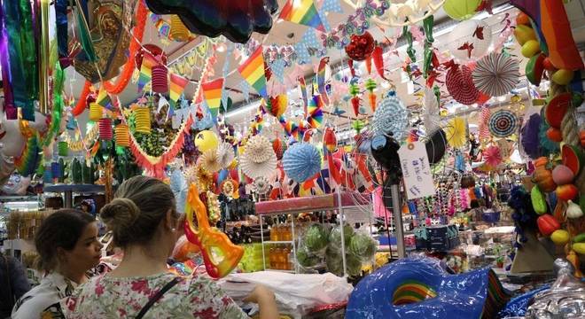 Venda de acessórios para o Carnaval na região da rua 25 de Março, em São Paulo