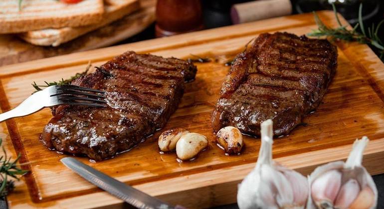 Carne aumenta o ácido úrico, que é responsável pela formação de cálculos