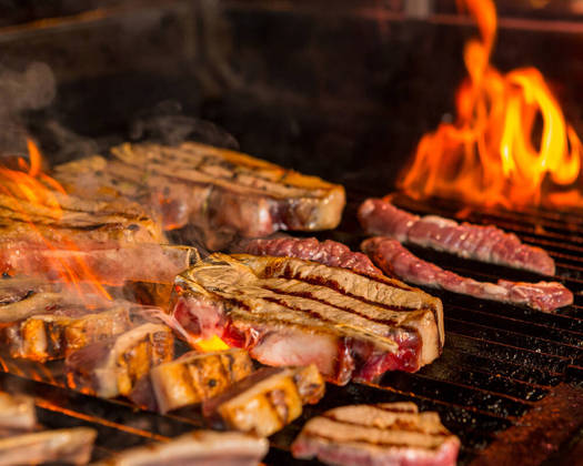 Cozinhe pelo tempo corretoAs carnes, frango, peixes e frutos do mar precisam ser cozidos para matar micróbios que podem ser nocivos. Lembre-se que não existe carne suína e de ave malpassada. Peças grandes exigem mais tempo de cozimento. Os CDC recomendam usar um termômetro para saber a temperatura interna da carne, que deve ser em torno de 75°C