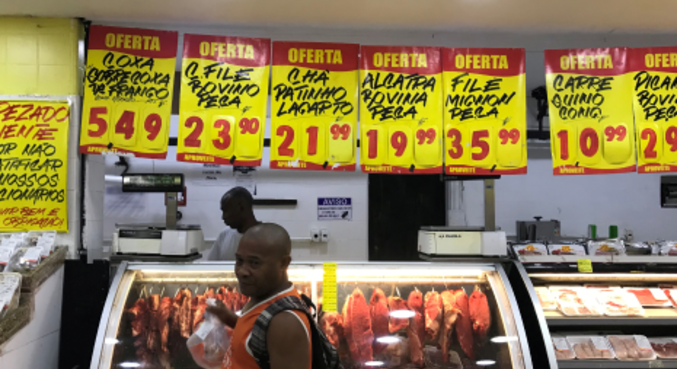 Cliente compra carne em supermercado no Rio de Janeiro 