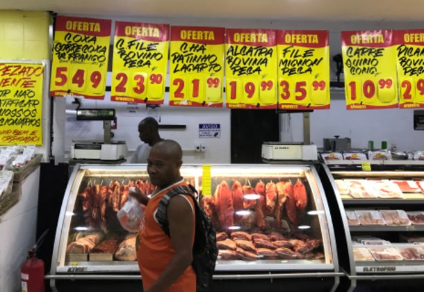 Cliente compra carne em supermercado no Rio de Janeiro 
