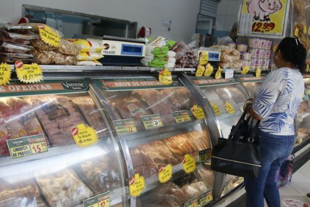 Movimentação em açougue na cidade de Campinas (SP), neste domingo (12). O preço da carne vermelha caiu em fevereiro, segundo o IBGE, 1,22%. É a maior queda no preço desse produto nos últimos 15 meses. 