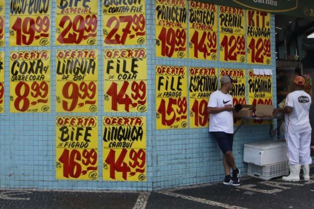 Movimentação em açougue na cidade de Campinas (SP), neste domingo (12). O preço da carne vermelha caiu em fevereiro, segundo o IBGE, 1,22%. É a maior queda no preço desse produto nos últimos 15 meses. 
