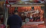 Com aumento de 17,16% no acumulado do ano, a carne foi desbancada pelo óleo de soja como o principal vilão da inflação no ano passado. Um dos motivos é o aumento da exportação para a China desde o final de 2019. O que diminui a oferta de carne no mercado brasileiro, favorecendo o aumento de preço. Além do aumento do dólar, que afeta a ração utilizada para alimentar o gado