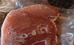 A inglesa Amanda Brewster, 36 anos, foi surpreendida pela carne de atum que ela escolheu para o jantar. Logo após tirá-la do congelador, reparou que a imagem de Donald Trump parecia estar estampada ali