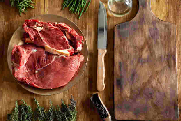 Carnes bovina e de porco, assim com aves, também são fonte do mineral