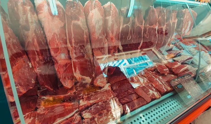 Vista de açougue na cidade de Curitiba (PR), nesta sexta-feira (28). Oferta de carne no Brasil pode atingir recorde neste ano, diz Conab. Somando carne suína, de frango e bovina, a quantidade do produto no mercado doméstico está projetada em 20,77 milhões de toneladas