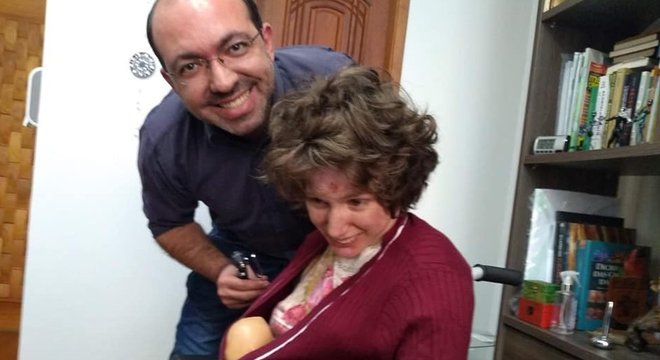  Carola e o psiquiatra Thiago Coronato, que a acompanha regularmente