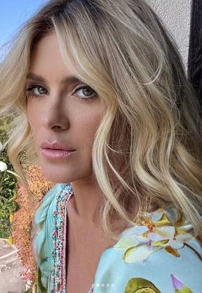 Carolina Dieckmann é outra aniversariante do mês: ela completou 45 anos no último dia 16. Nas redes sociais, a atriz costuma compartilhar selfies arrasadoras e fotos de biquíni. A foto acima foi publicada por ela na tarde desta quarta-feira (27). Nos comentários, choveram elogios. 