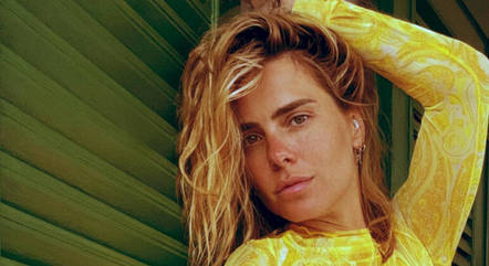 Atriz apostou em um vestido amarelo nesta segunda (9)