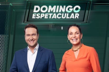 Carolina Ferraz e Eduardo Ribeiro com o novo logo do Domingo Espetacular