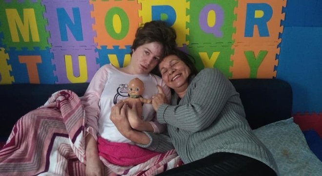 As paredes do quarto de Caroline Maduro são forradas com placas de espuma, para evitar que ela se machuque