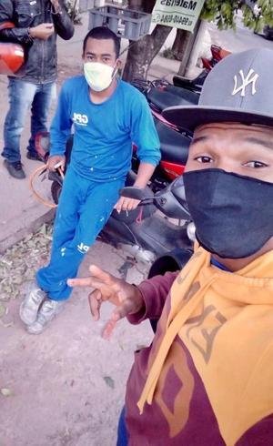 Vieira (à frente) e Silva  usam moto