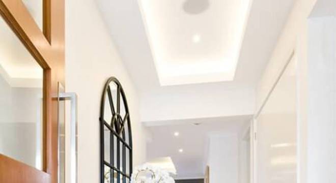 carpete de madeira corredor iluminado