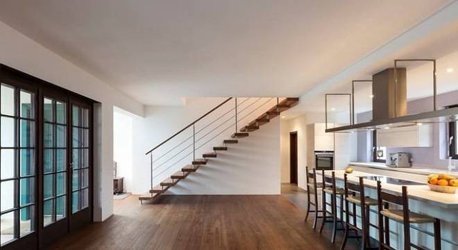 carpete de madeira escada com balcao