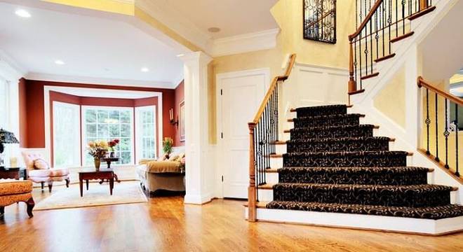 carpete de madeira escadaria e sala de estar