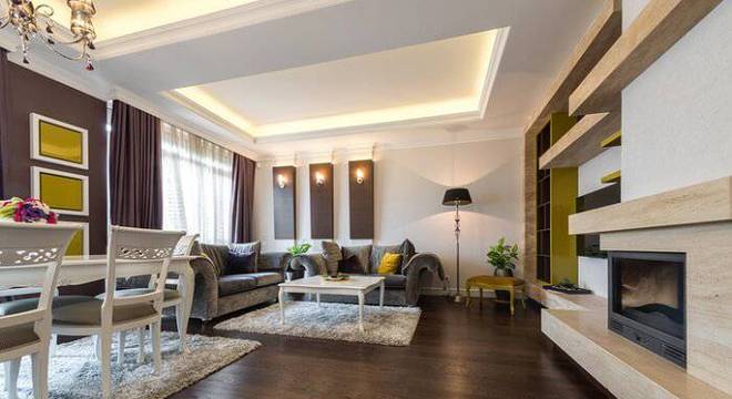 carpete de madeira escuro sala ampla