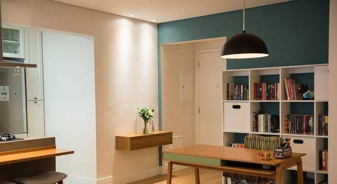 carpete de madeira home office com estante moussi arquitetura