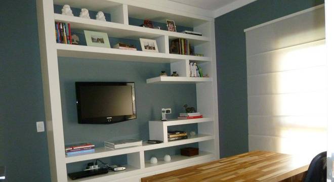 carpete de madeira home office com mesa de madeira cecilia cruz