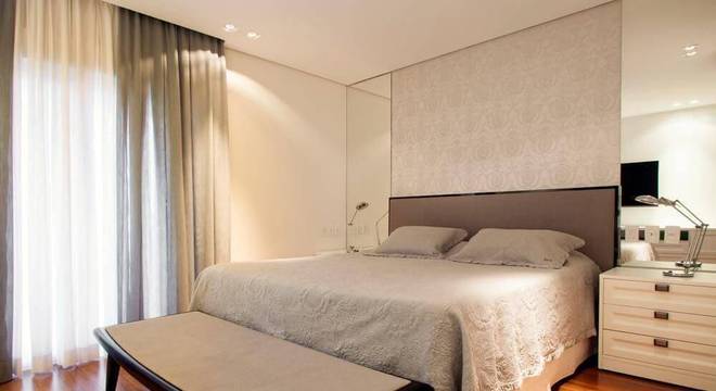 carpete de madeira quarto de casal com espelho deborah basso