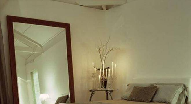 carpete de madeira quarto de casal com mesa lateral