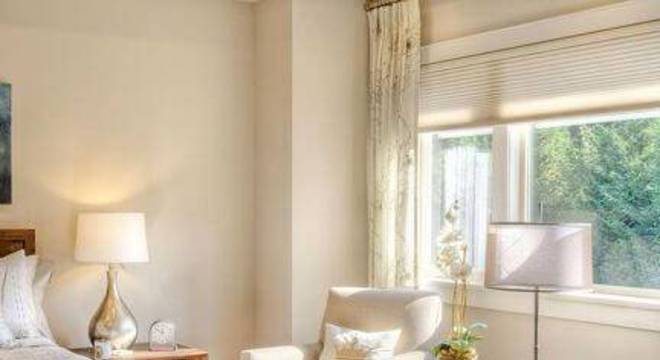 carpete de madeira quarto de casal com poltronas