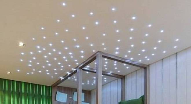 carpete de madeira quarto infantil com brinquedos marlon gama