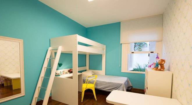 carpete de madeira quarto infantil parede azul mutabile