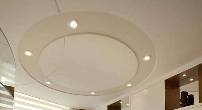 carpete de madeira quarto solteiro com home office aquiles nicolas kilaris