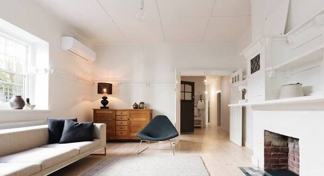 carpete de madeira sala de estar com lareira