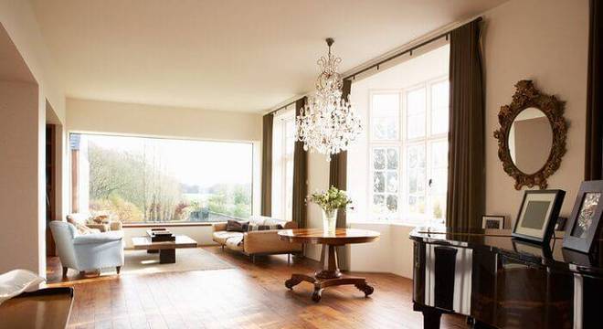 carpete de madeira sala de estar com lustre de cristal