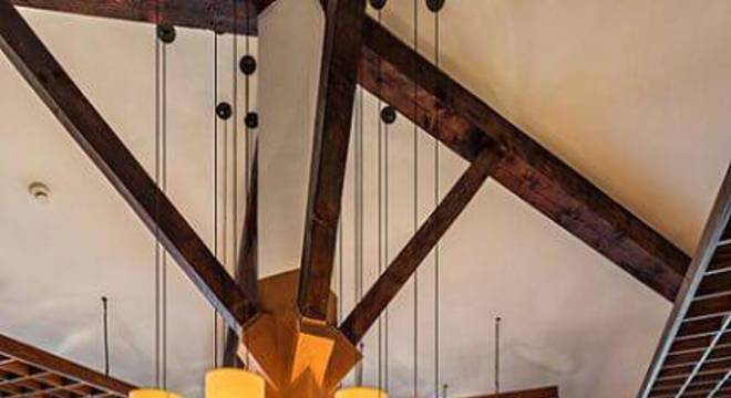 carpete de madeira sala de estar com lustre grande