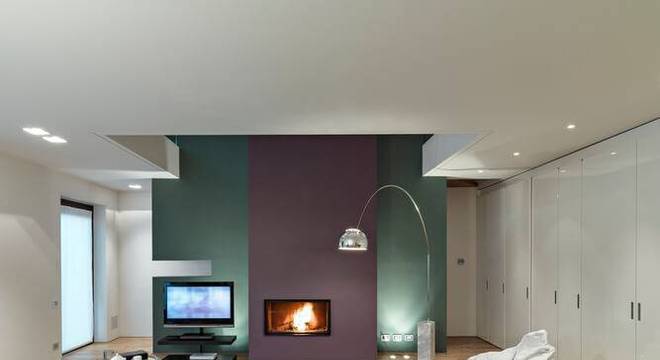 carpete de madeira sala de estar com parede roxa