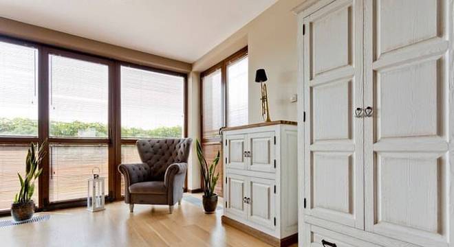 carpete de madeira sala de estar com poltrona de canto