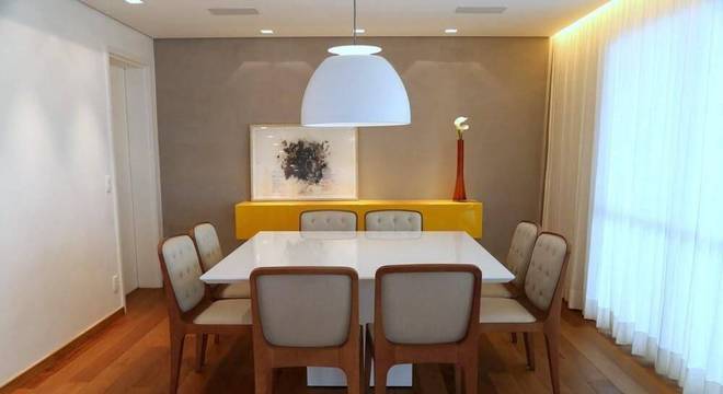 carpete de madeira sala de jantar com buffet amarelo daniela berardinelli 