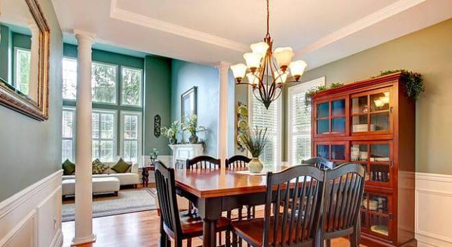 carpete de madeira sala de jantar com cristaleira