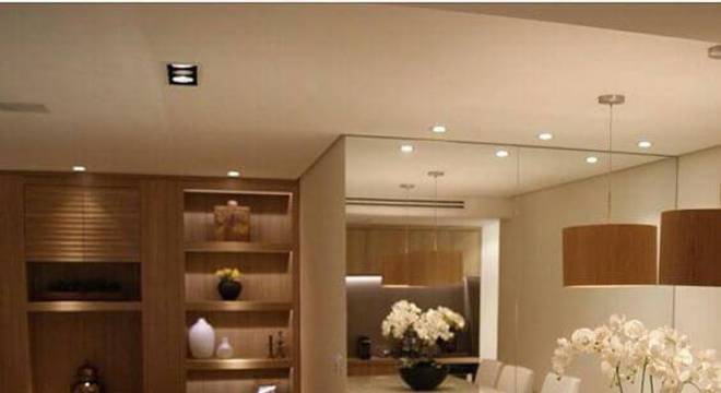 carpete de madeira sala de jantar com espelho